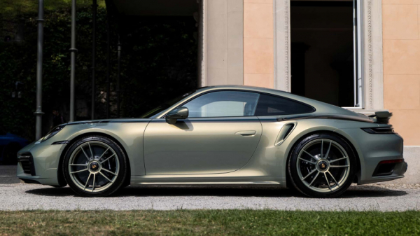 Этот Porsche 911 получил цвет кузова от Ford Mustang 1996 года и он ему идет 