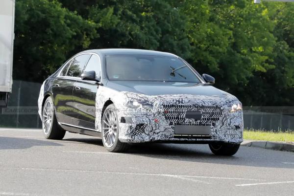 Mercedes S-Class 2026 года замечен с "звездными" фарами