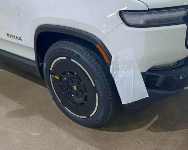 На этих фото запечатлен обновленный электромобиль Rivian R1S 