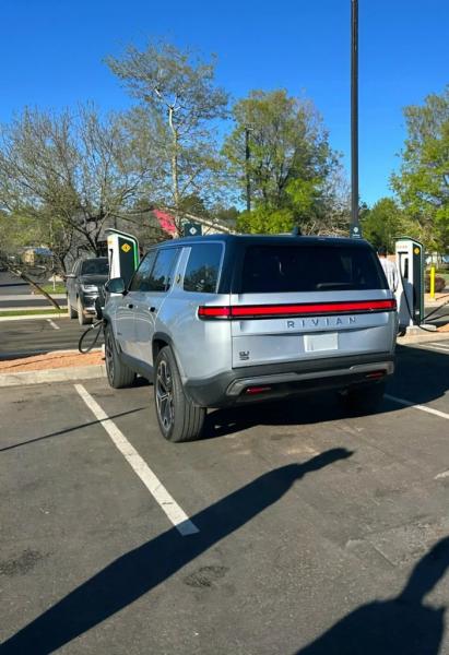 На этих фото запечатлен обновленный электромобиль Rivian R1S 