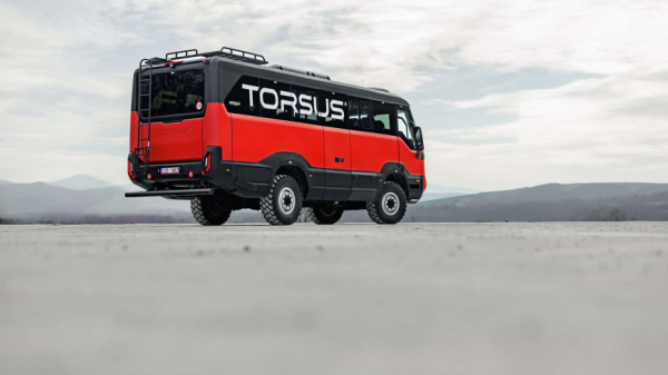 Посмотрите, на что способен этот безумный внедорожный автобус 