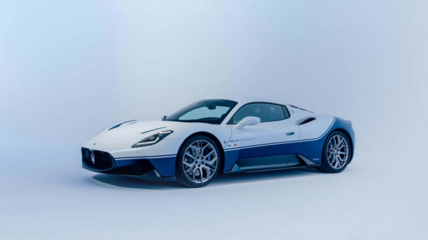 Суперкар Maserati MC20 эффектно смотрится в ливрее гоночного MC12