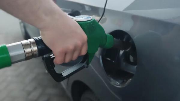 Загорелась лампочка низкого уровня топлива - сколько еще километров протянет машина