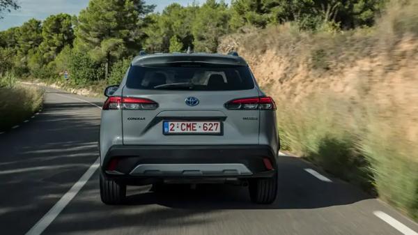 Дилеры привезли в Россию новенькие кроссоверы Toyota