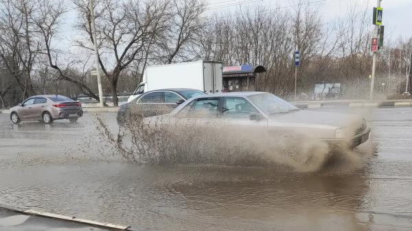 Российским водителям рассказали об опасности мокрой дороги Российским водителям рассказали об опасности мокрой дороги