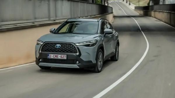 Дилеры привезли в Россию новенькие кроссоверы Toyota