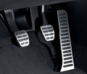 Расположение педалей в машине с механической коробкой МКПП и автоматической АКПП Расположение педалей в машине с механической коробкой МКПП и автоматической АКПП