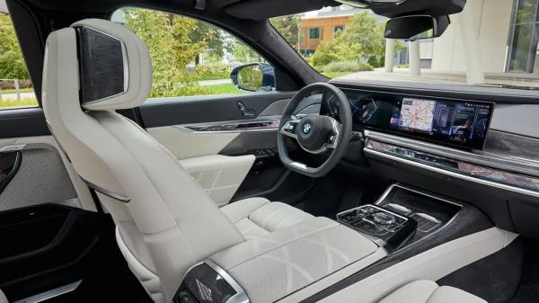 В Россию дилеры завезли новенькие BMW 7 Series