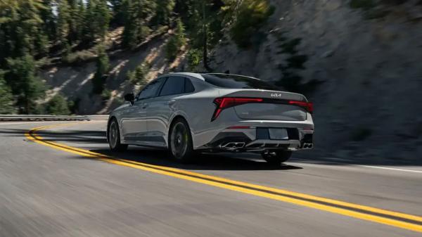 У российских дилеров в продаже появились новые седаны Kia K5