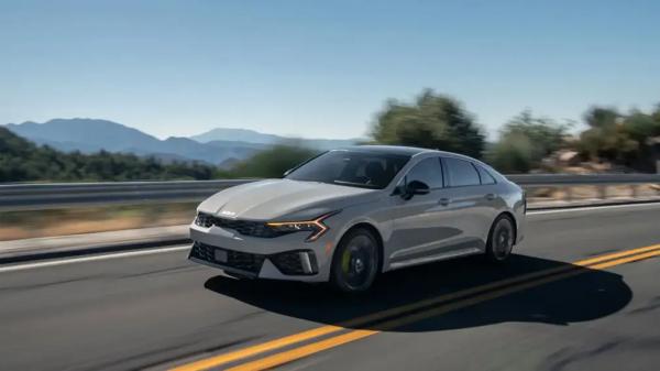 У российских дилеров в продаже появились новые седаны Kia K5