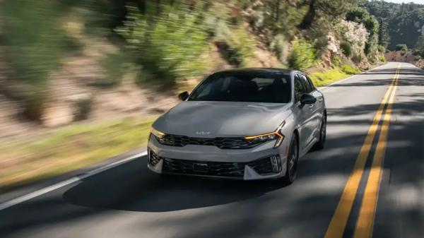 У российских дилеров в продаже появились новые седаны Kia K5