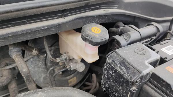 Тормозную жидкость тоже нужно менять - механик объяснил, какие признаки указывают на необходимость замены тормозной жидкости