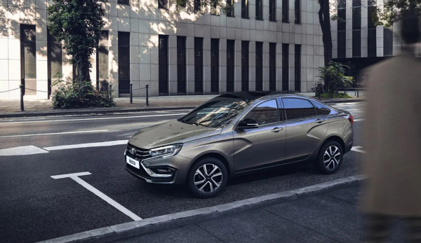 Как Lada Vesta 2024 года выдерживает натиск китайских автомобилей в России