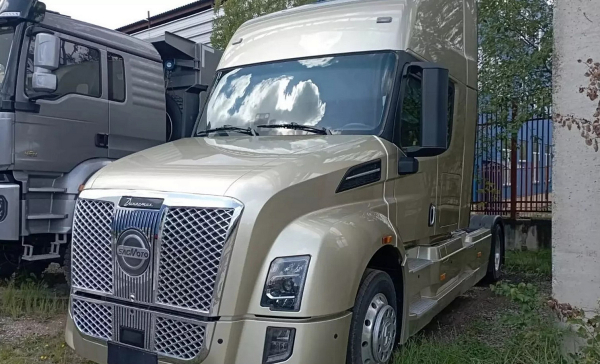 Капотный тягач Shacman Sag Moto Z3 2024 года продается в России за 12 млн рублей