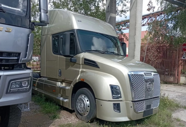 Капотный тягач Shacman Sag Moto Z3 2024 года продается в России за 12 млн рублей