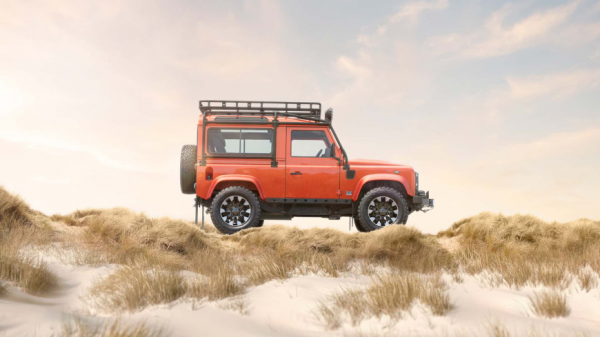 Land Rover решил представить оригинальную версию внедорожника Defender  Land Rover решил представить оригинальную версию внедорожника Defender