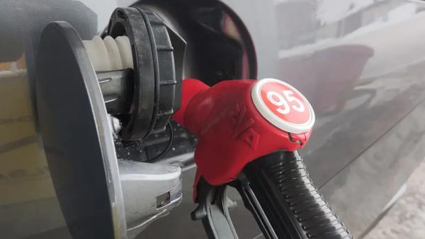 Почему опытные водители заправляют машину рано утром или поздним вечером &ndash; ответ удивит