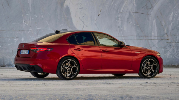 Итальянские седаны Alfa Romeo Giulias сейчас сильно подешевели 