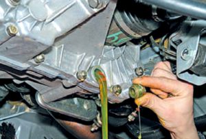 Как заменить масло в автоматической и механической коробке передач Как заменить масло в автоматической и механической коробке передач