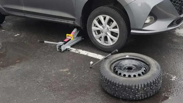 Россиянам рассказали, при какой температуре надо менять летние шины на зимние