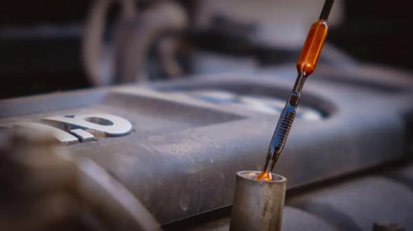 Белый налет на щупе и крышке маслозаливной горловины &ndash; о чем это говорит, и стоит ли переживать