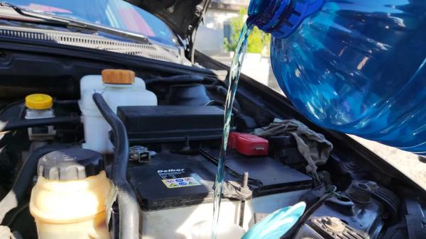 Использование дешёвой незамерзайки может привести к проблемам с ГАИ &ndash; эксперт всё рассказал