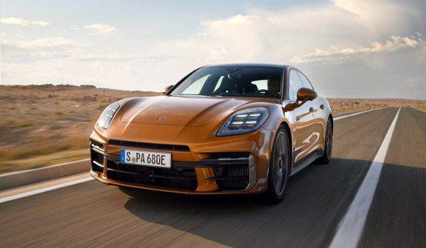 В России продают гибридный Porsche Panamera с &laquo;умной&raquo; подвеской