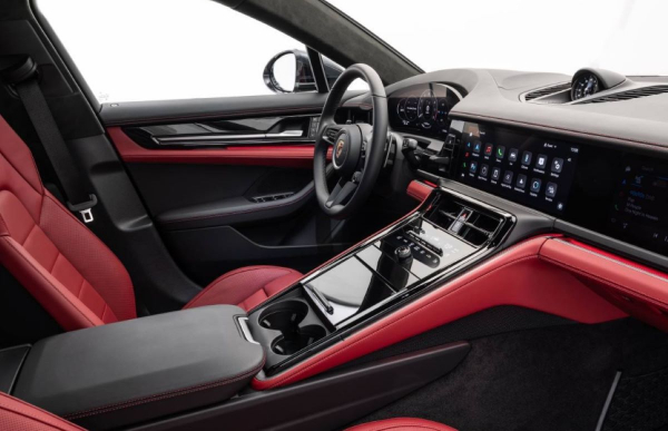 В России продают гибридный Porsche Panamera с &laquo;умной&raquo; подвеской