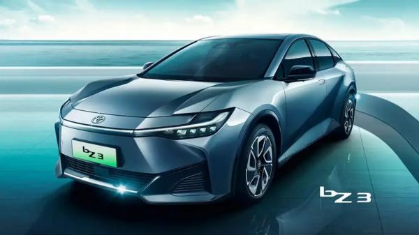 Хорошее оснащение и внушительный запас хода: в Россию привезли электрический седан Toyota BZ3