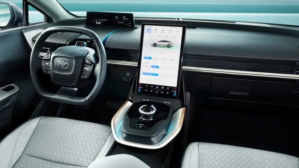 Хорошее оснащение и внушительный запас хода: в Россию привезли электрический седан Toyota BZ3