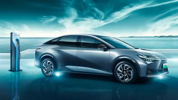 Хорошее оснащение и внушительный запас хода: в Россию привезли электрический седан Toyota BZ3