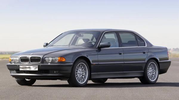 Не просто так: почему прошлые автомобили BMW имели именно оранжевую подсветку панели приборов