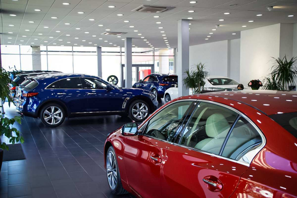 &laquo;Известия&raquo;: Трети российских автосалонов грозит закрытие