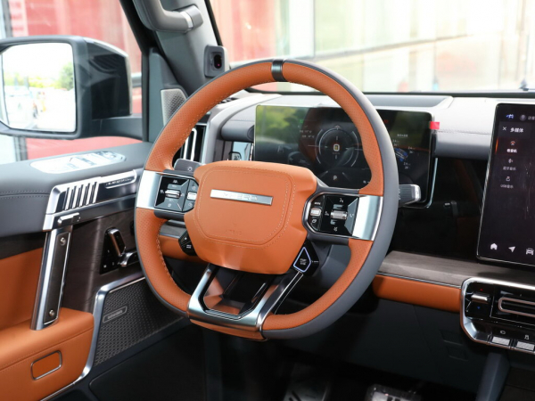 &laquo;Клубный сервис&raquo; разобрал новый M-Hero за 12 млн и нашел в салоне воду