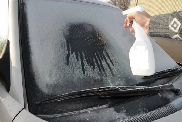 Названы 3 способа быстро убрать ледяную корку с лобового стекла  автомобиля