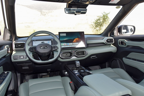 Новый кроссовер Geely удивил китайцев ценами и «джинсовым» салоном