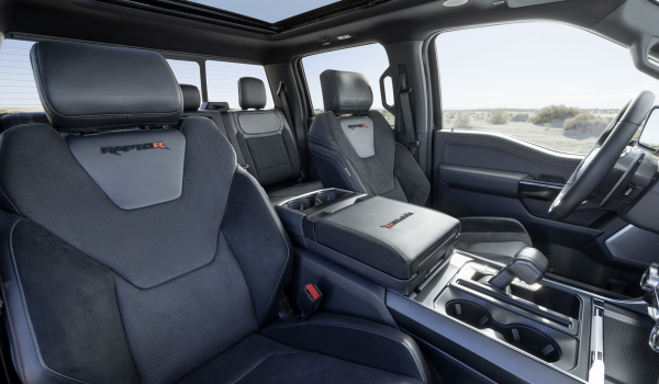 В Россию привезли крутой американский пикап с динамикой спорткара