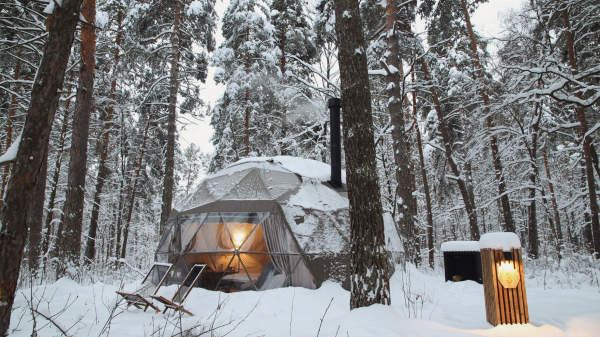 Новогодние праздники вместе с Omoda и&nbsp;Jaecoo в глэмпингах &laquo;Вили Улей&raquo;