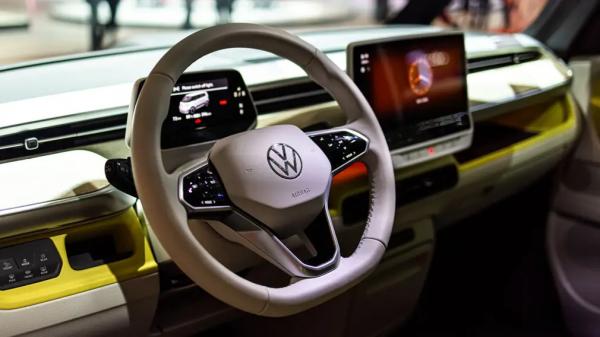 Инновационные технологии безопасности Volkswagen: капот, который спасает, и автомобиль, который сам затормозит