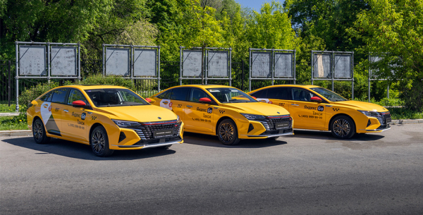 Более 500 новых комфортабельных седанов Dongfeng Shine Max пополнили автопарки такси Москвы за 2024