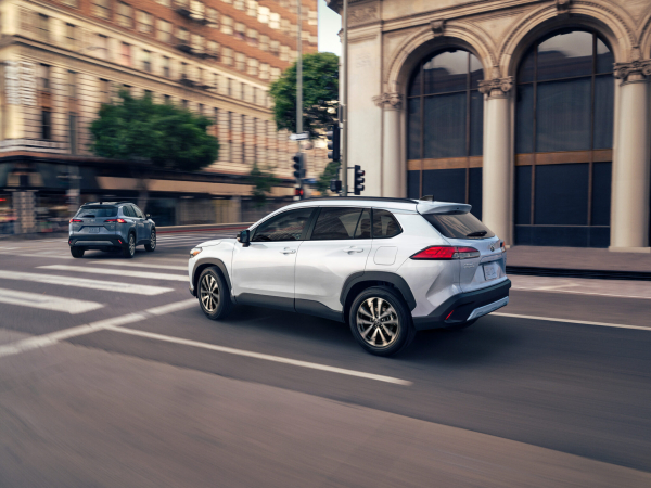 Toyota Corolla Cross 2025 получил экономичный гибридный вариант