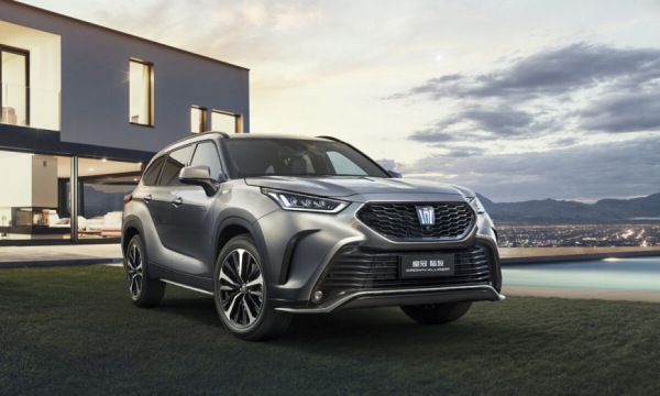 В Россию привезли большой кроссовер Toyota Crown Kluger. Известна цена