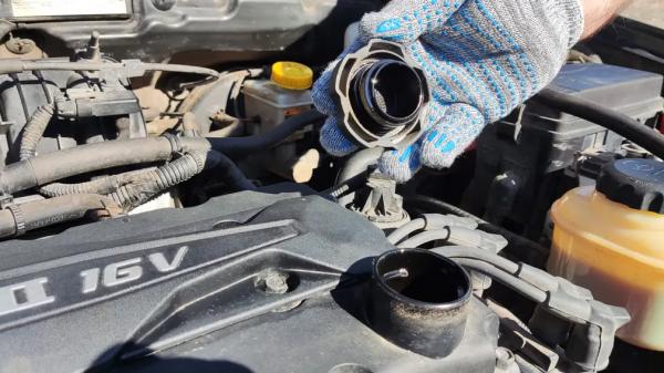 Два верных признака, которые говорят о том, что в моторе залит суррогат