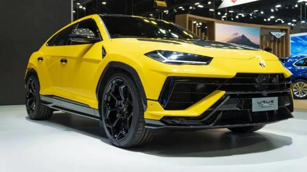 Lamborghini Urus удерживает лидерство среди самых популярных люксовых машин в России второй год подряд