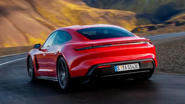 Свыше 1 100 л.с.: в России начали продавать рестайлинговый Porsche Taycan