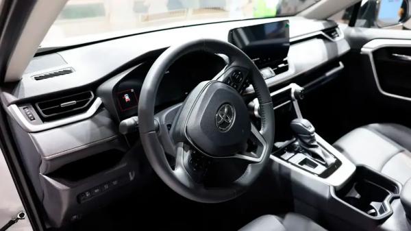 Новый Toyota RAV4 теперь в России - сколько он стоит Новый Toyota RAV4 теперь в России - сколько он стоит