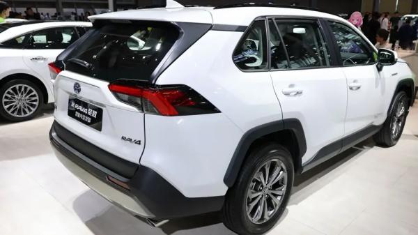 Новый Toyota RAV4 теперь в России - сколько он стоит Новый Toyota RAV4 теперь в России - сколько он стоит