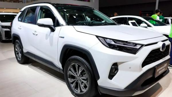 Новый Toyota RAV4 теперь в России - сколько он стоит Новый Toyota RAV4 теперь в России - сколько он стоит