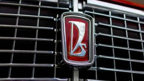 В России продают очень редкий  ВАЗ-2109: у него дизельный мотор Peugeot  и отвал для уборки снега