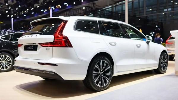 Volvo прощается с легендарными универсалами: компания делает ставку на кроссоверы